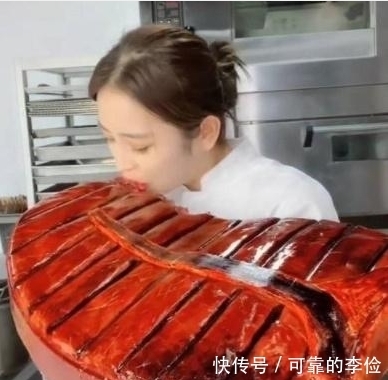  网红小姐姐吃超大“排骨”，刚咬一口就露馅，网友；高手在民间
