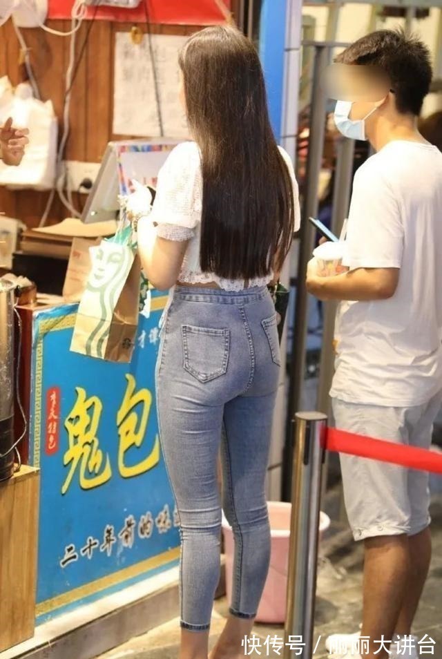 锁骨 穿上气质的打底裤搭配技巧,穿上设计性的裙子型,会让你更加英俊!