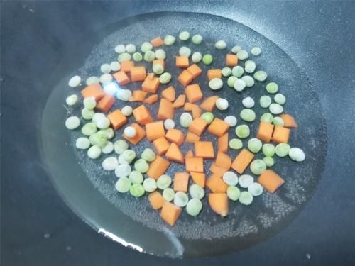 年夜饭做的浇汁肉丸子，吃的一个没剩，不放鸡蛋，外表焦脆里松嫩