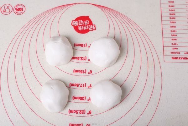  黑芝麻与糯米粉的巧妙混合，令人垂涎欲滴，一吃就上瘾