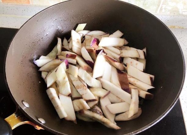 烧茄子“家庭少油”版，香味不靠油炸，全靠滋，为家人2分钟学会