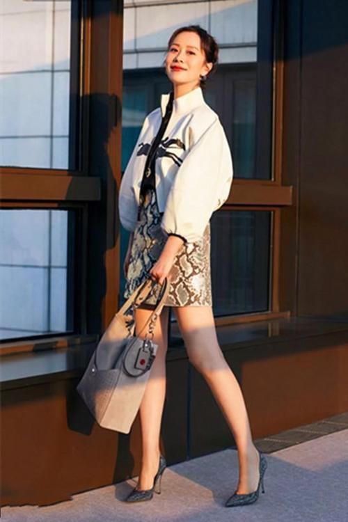 路人街拍，梳一个简单的丸子头，清清爽爽的