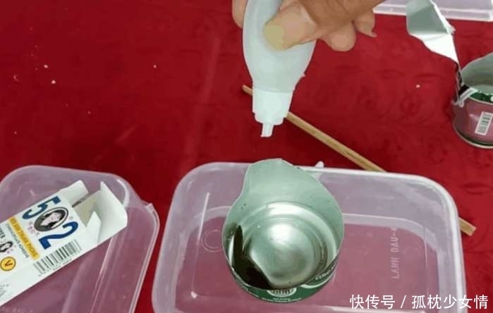 男子向水蛭身上倒入502,随后的事情看得他