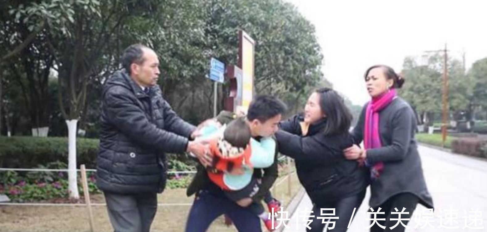 奶奶|2岁孩子被人贩子抱走,反诬陷奶奶是疯子,奶奶急中生智救回孩子