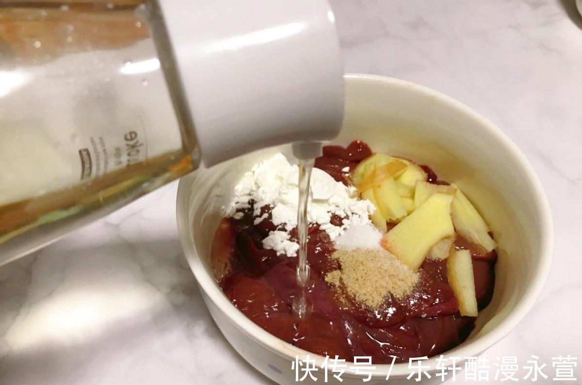 猪肝怎么炒才能滑嫩不硬大厨教你一招,美味又下饭