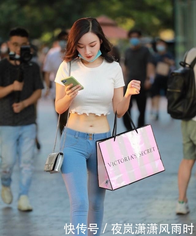 简单|都市时尚女性穿搭,简单的短T恤加牛仔,照样魅力十足