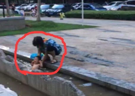 脏水|1岁宝宝被奶奶泡进脏水中,称自己孩子都是这样带大的