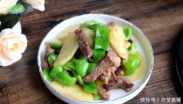 简单|牛排土豆做成家常炒菜,肉香土豆糯,做法简单营养好吃