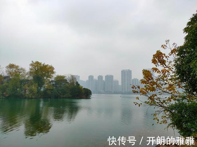 梅溪湖@《五绝·冬日游梅溪湖》逍遥碧水边,湖清树自闲