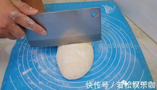 好吃|自制葱油饼的做法，锅里一烙，柔软劲道不油腻，比手抓饼好吃