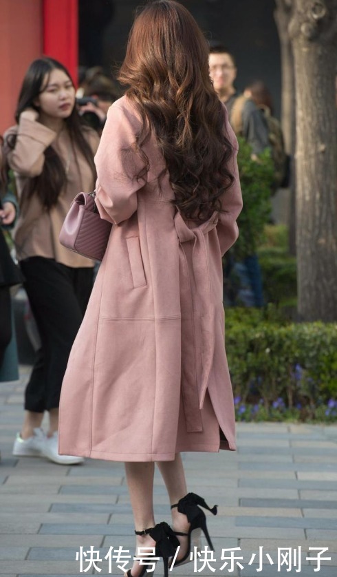 粉色系的拉沙大衣,里面选择淡粉色的垂饰,彰显独特的女性气质