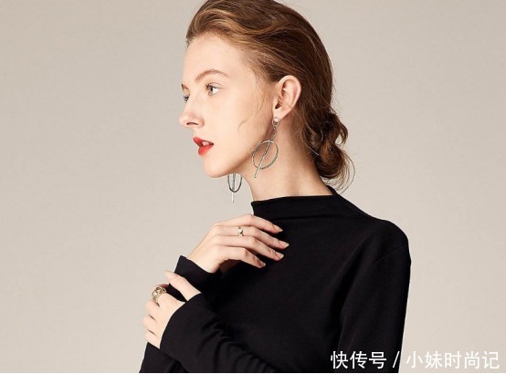 半高领打底衫怎么搭配? 选择这些方法会有很好的表现