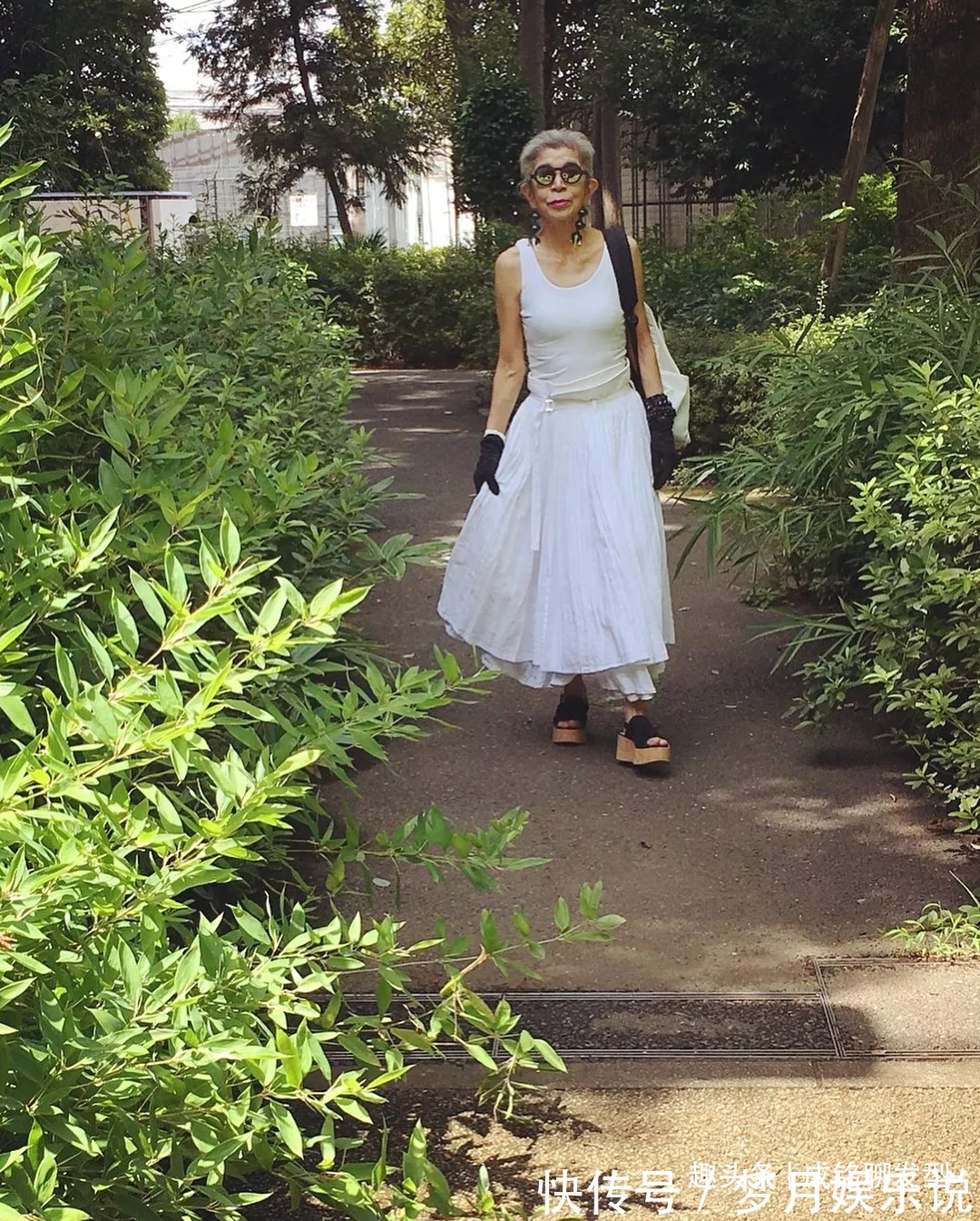 银发 老人穿衣不要太拘束,这位日本银发奶奶太会打扮,穿搭不输年轻人