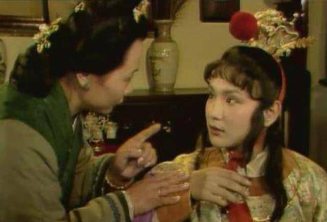  丫鬟|贾宝玉把丫鬟们当做姐妹，为何不尊重这个养育过他的长辈？