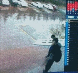 |搞笑GIF: 姑娘你好皮 是不是刚才不小心掉进水里面了