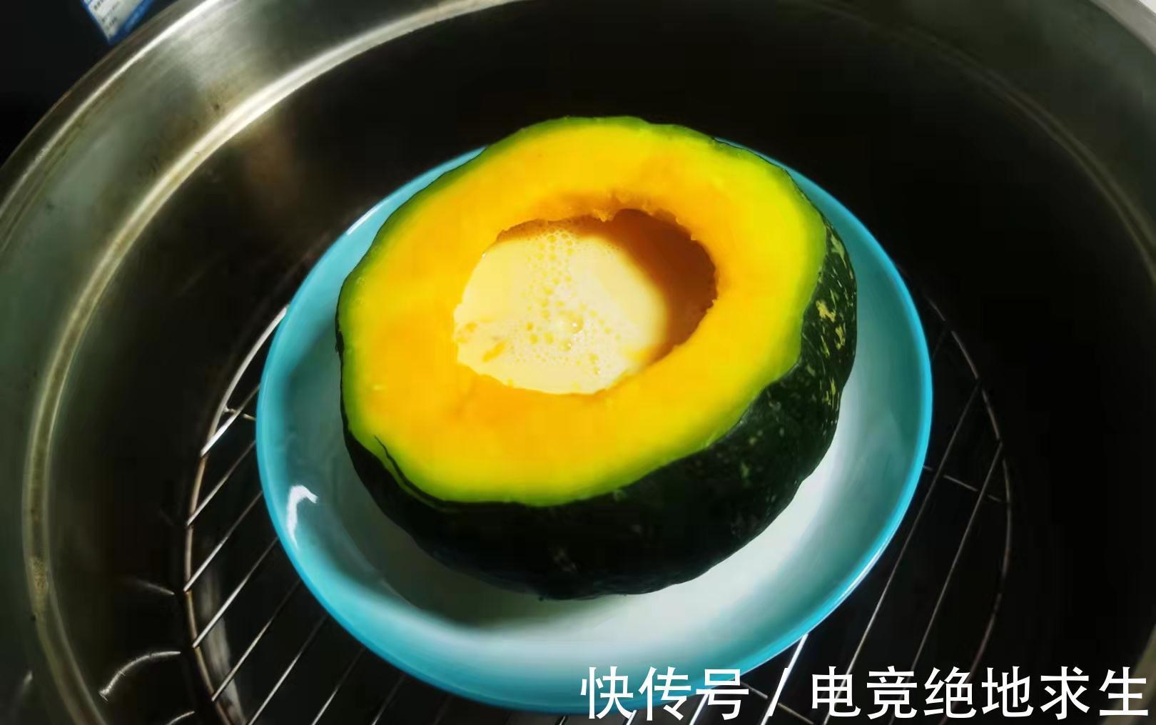 南瓜放盘中一蒸,加上牛奶,热量低高营养,补锌又补钙,好吃