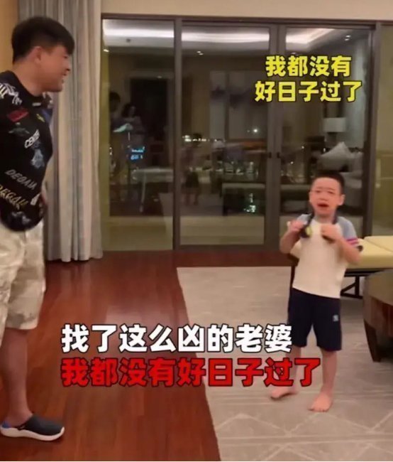 老妈|孩子被老妈“揍”完，哭着“灵魂质问”老爸，开口第一句话笑翻了