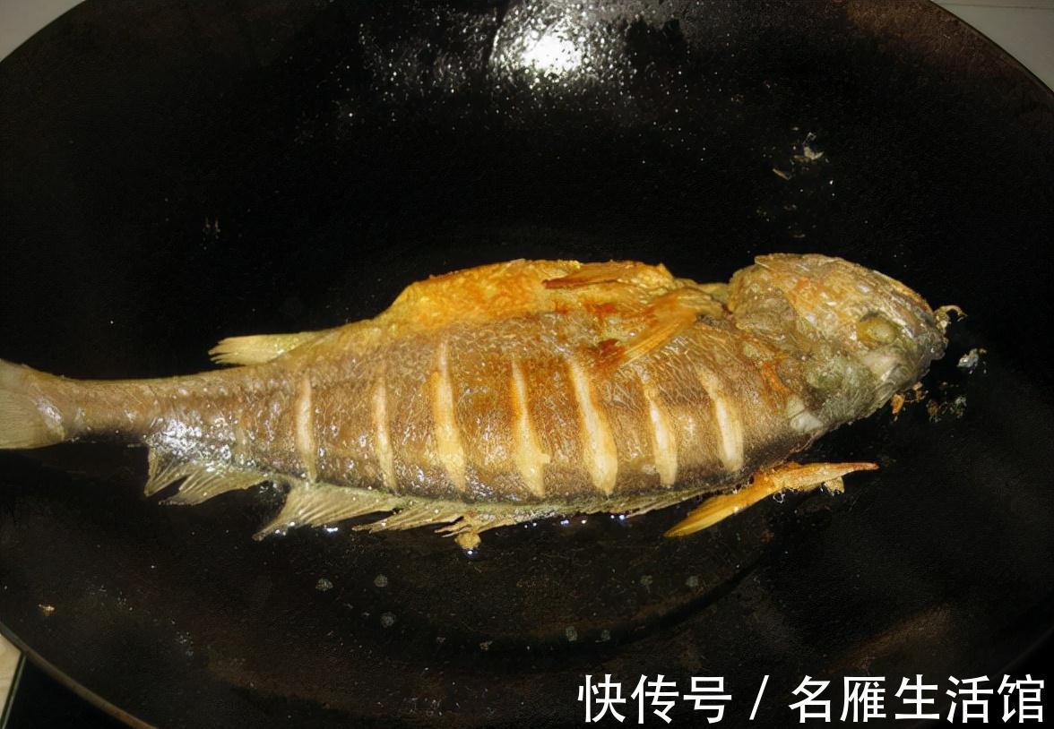 不管煎什么鱼,在鱼身上抹点“它”,鱼肉完整不粘锅,好看又好吃