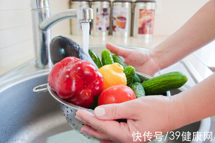 抹布|一家四口全患癌！4个易致癌的做菜习惯，不少家庭都有