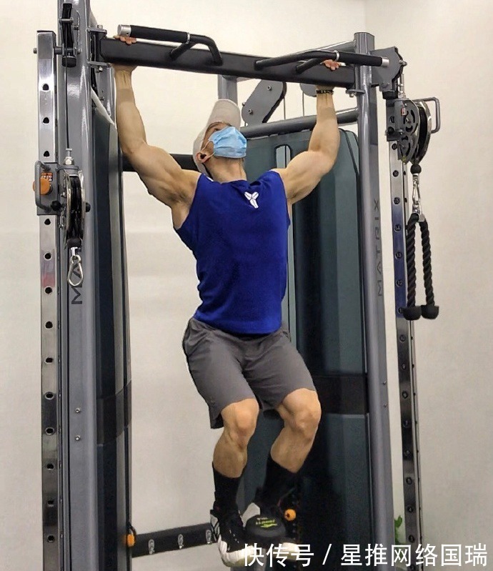 健身房|麒麟臂健壮如腿,胸肌咄咄逼人,啤酒火锅没在身上留一点痕迹!