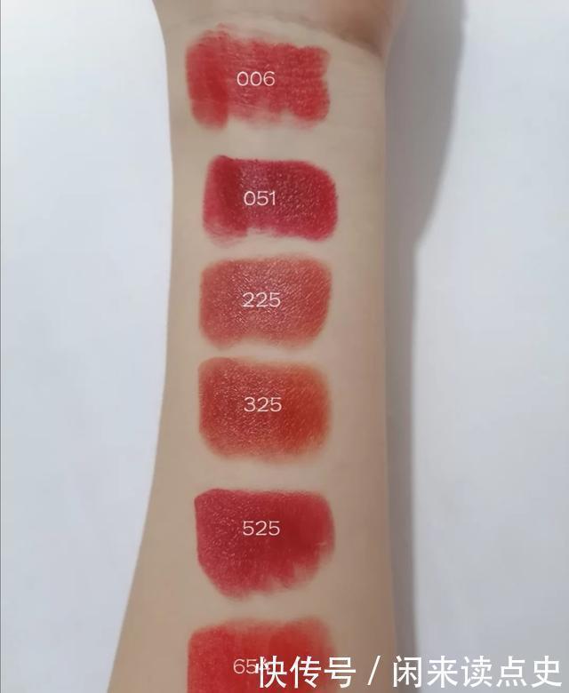 露华 秋冬入手不亏系列,这款显白不挑皮的口红,黄皮姐妹福音