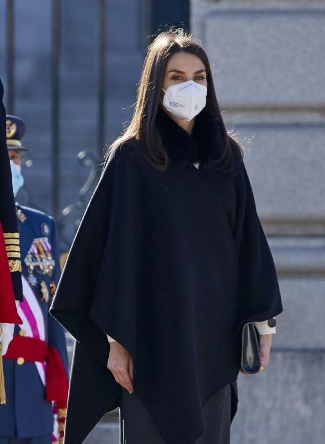 莱蒂齐亚穿黑色斗篷搭灰色裙子, 优雅迷人, 长发飘飘很有淑女范