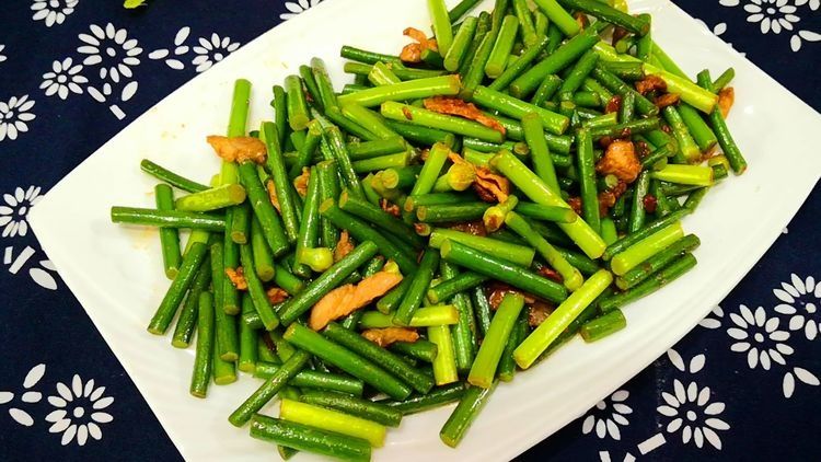 炒蒜苔，最忌切完直接炒，大厨教你一妙招，蒜苔又脆又绿、更入味