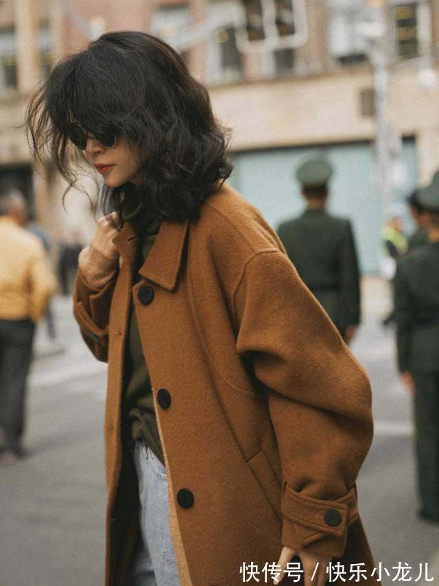 颜色 秋冬买衣服,除了黑白灰,这3个颜色也很流行,高级又时髦