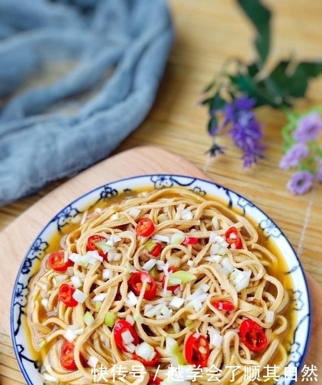 菜市场遇到它别手软，4块1斤营养高，切丝浇上酱汁焖一锅，够鲜美