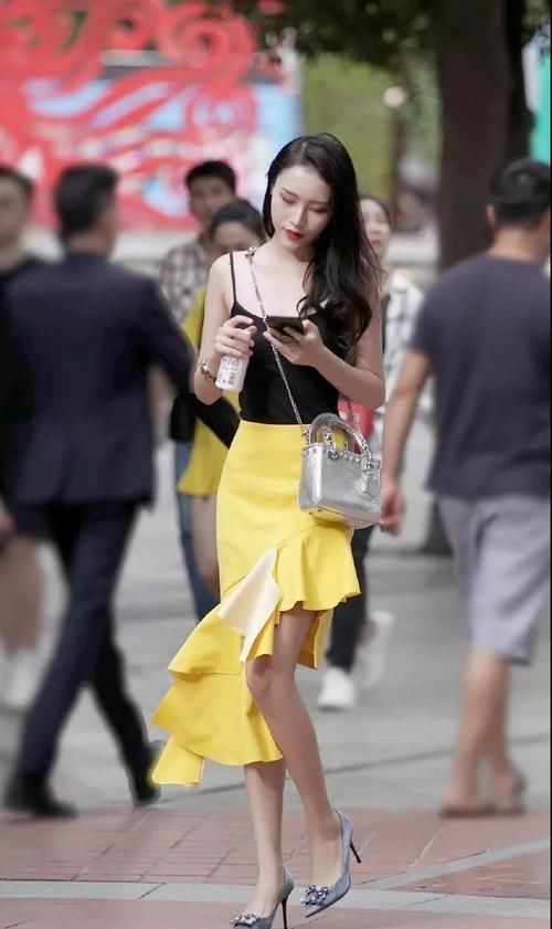 光环|街拍:爱美的小姐姐,不管怎么穿都自带女神光环