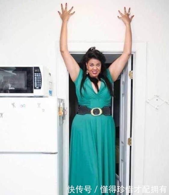 女子|国外肥胖女子收获意外财富，不少人找她摔跤只为缓解压力