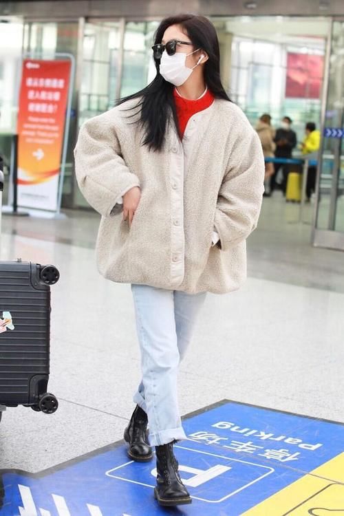 外套|美女造型真美，穿羊羔毛外套配牛仔裤简约时髦，休闲又大气！