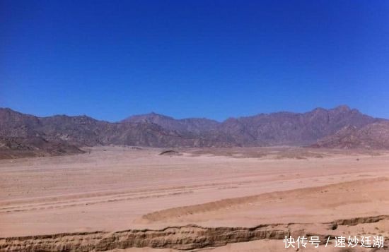 地图上一块空地无归属,男子跑去插国旗并