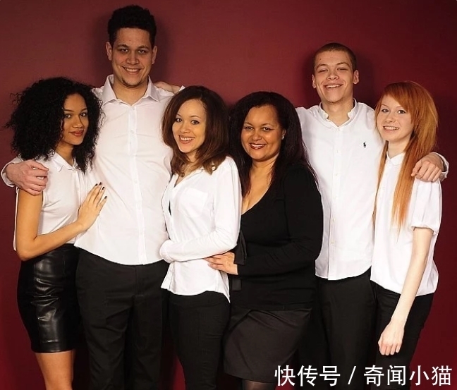 两姐妹|妈妈生下双胞胎,一个白宝宝一个黑宝宝,过去22年,命运截然不同