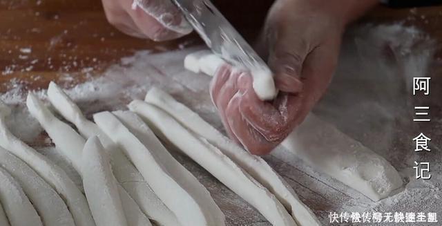 糯米粉这样做真是太香了,开水一烫,香甜酥脆,出锅全家抢着吃!