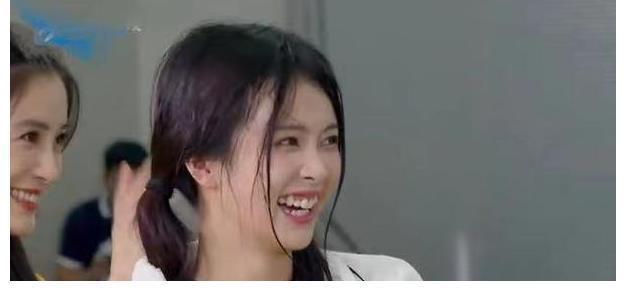 《奔跑吧》：白鹿整蛊队友遭吐槽，秦霄贤3次落水，网友：没必要