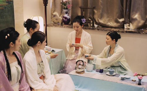 穿汉服不一定要配古风发髻，这几种简约发型也很好看，时尚又减龄