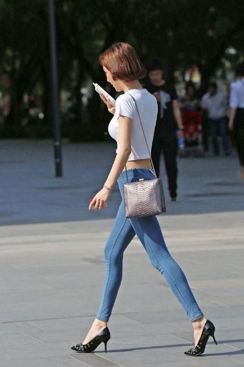 低腰|小姐姐穿紧身牛仔裤,搭配白色T恤秀出翘臀,简约的穿搭穿出性感