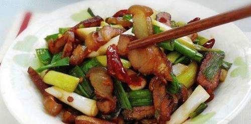 炒腊肉时,不要切了就炒,牢记3个技巧,腊肉吃着香,口感好