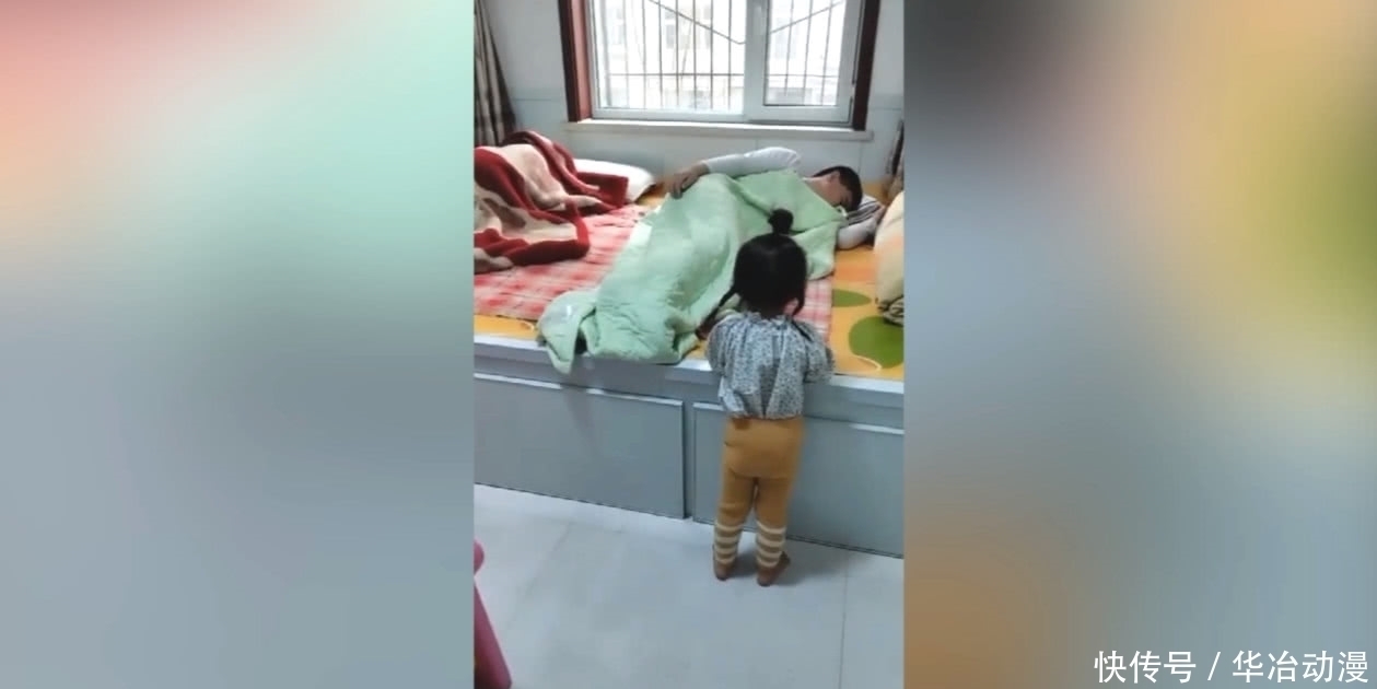 哥哥|宝宝每天都会叫醒赖床的哥哥，真是太萌了，网友：人体小闹钟