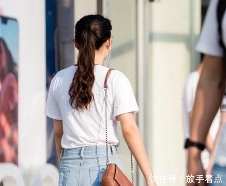 街拍小美女气质高雅,身穿一件连衣裙,简洁大方又不失美感与优雅