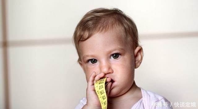 宝爸|3岁女儿睡觉妈妈一旁追剧,看够了帅哥,转头女儿已经没有了气息