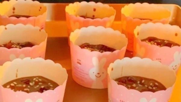 一道自制的红糖糯米糕,软糯香甜,甜点制作可没你们想的那么复杂!