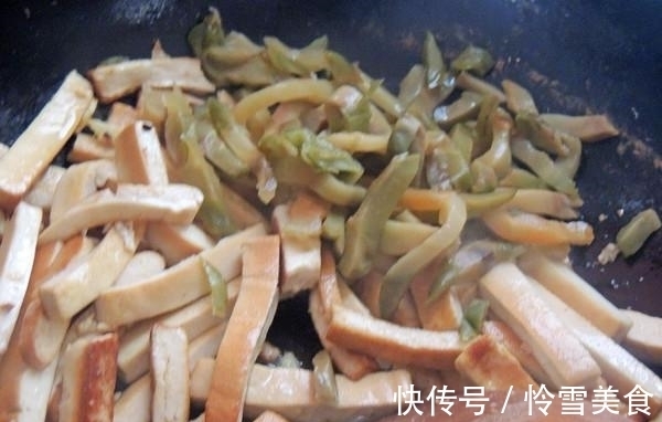 香干要怎么做才能柔软又入味？原来放水有讲究，出锅之后比肉好吃