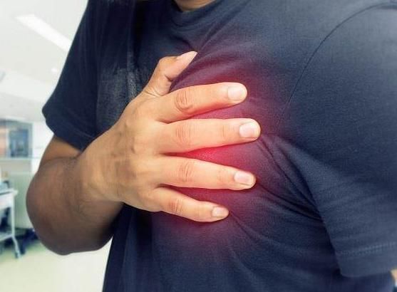 老钱|46岁男子戒烟一年后,查出肺癌,除了吸烟,1件事也是“帮凶”