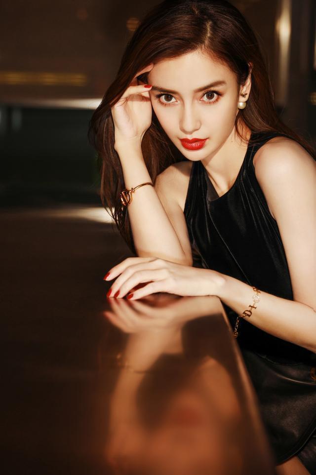 Angelababy真是“最美辣妈”,黑色暗花吊带配短裙酷炫霸气,真美