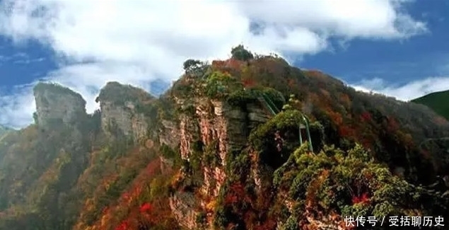 最是深秋时节落叶飘零水绵绵，四川真的是个宝地，风景美不胜收！