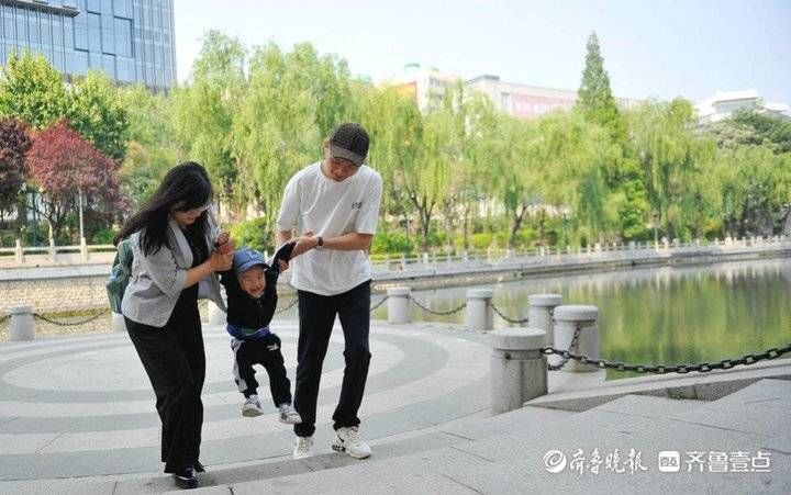 后男|85后男美甲师痴迷指尖16年，把绘画搬到了指甲上