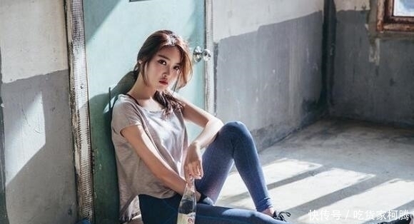 展现出|紧身打底裤将美女玲珑有致的身材完美的呈现,突显出优美魅力