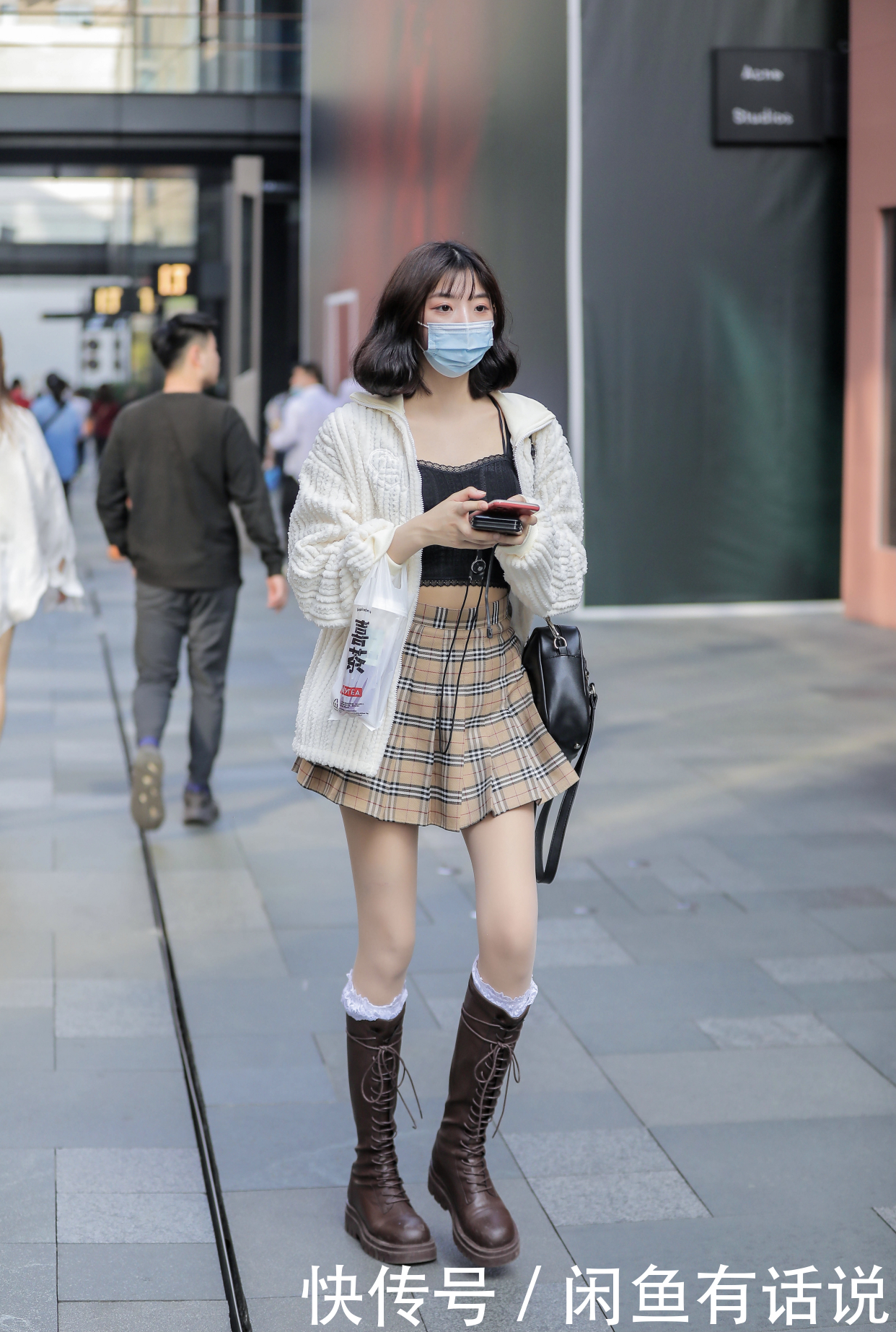 小姐姐|今年夏天上衣短点才时髦,看街拍素人小姐姐就知道,显瘦还好显高